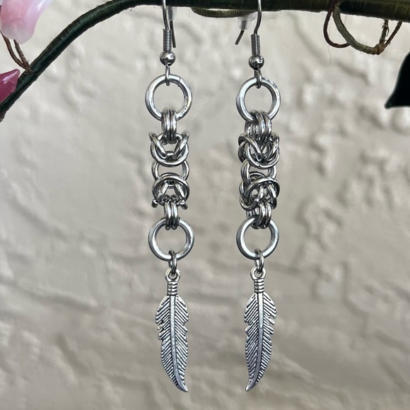 Handmade maille leaf feather dangly stainless steel post earrings boho silver - Picture 2 of 10